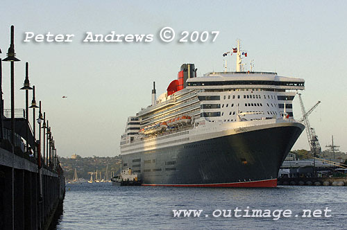 QM2 and the Woolloomooloo Finger Wharf.