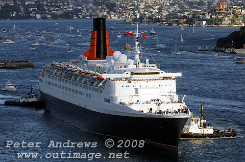 Queen Elizabeth II steaming towards Circular Quay.