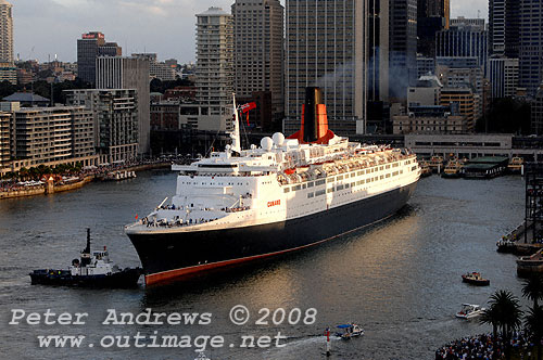 Queen Elizabeth II moving astern into Circular Quay.