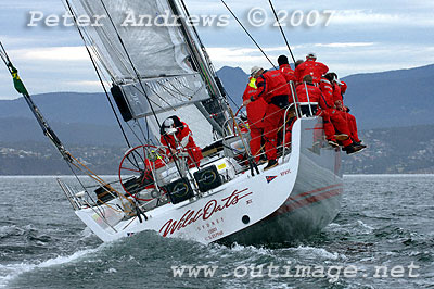 Wild Oats working up the Derwent River.