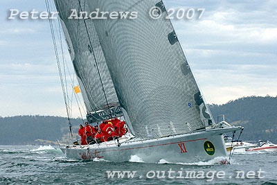 Wild Oats working up the Derwent River.