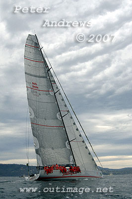 Wild Oats working up the Derwent River.