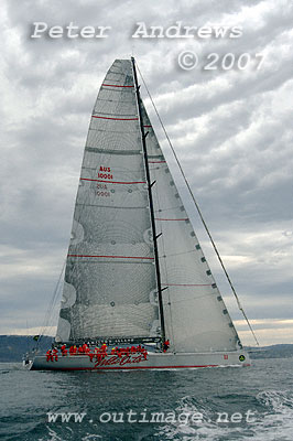 Wild Oats working up the Derwent River.