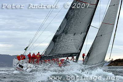 Wild Oats working up the Derwent River.