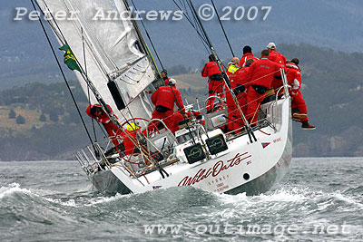 Wild Oats working up the Derwent River.