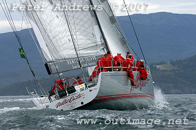 Wild Oats working up the Derwent River.