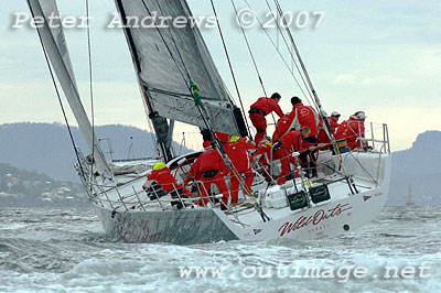 Wild Oats working up the Derwent River.