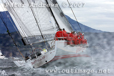 Wild Oats working up the Derwent River.