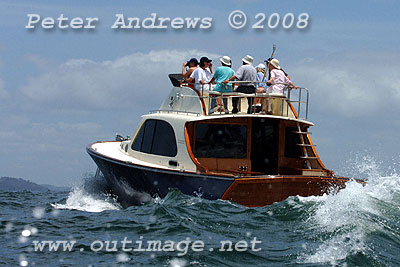 Spectators on a Palm Beach 50 offshore Broken Bay.